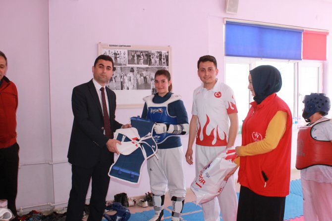Kaymakam Girgin'den başarılı tekvandoculara destek