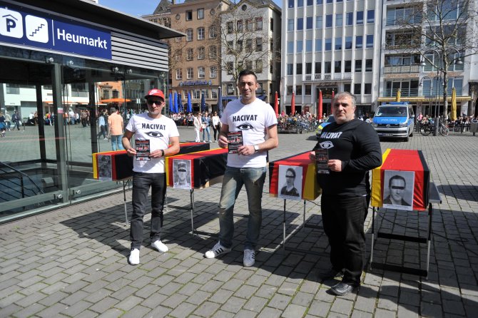 Köln meydanında "Alman bayraklı tabut" eylemi