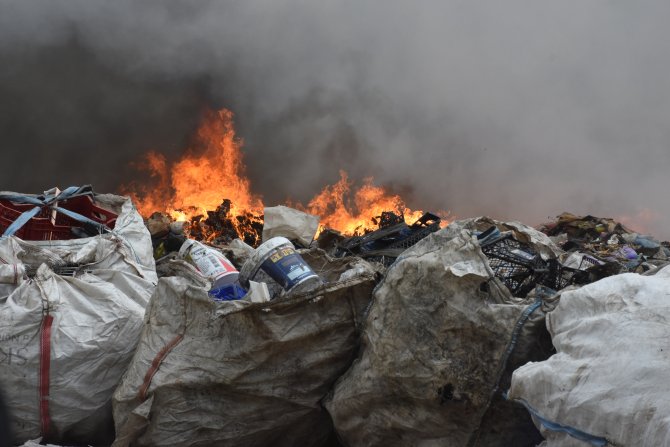 Bodrum çöplüğünde yangın