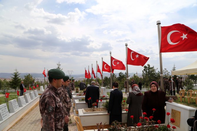 Sivas protokolü polis şehitliğini ziyaret etti