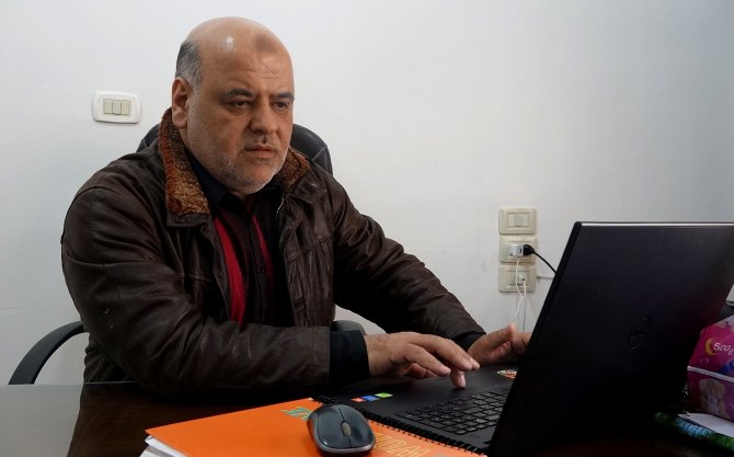 Doğu Guta'nın tek beyin cerrahı hastasıyla ailesi arasında kaldı