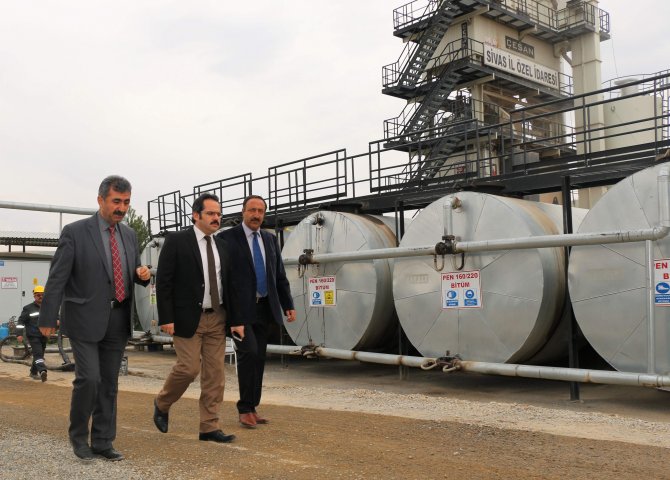 Kaya, asfalt ve kilitli parke taşı şantiyelerini inceledi