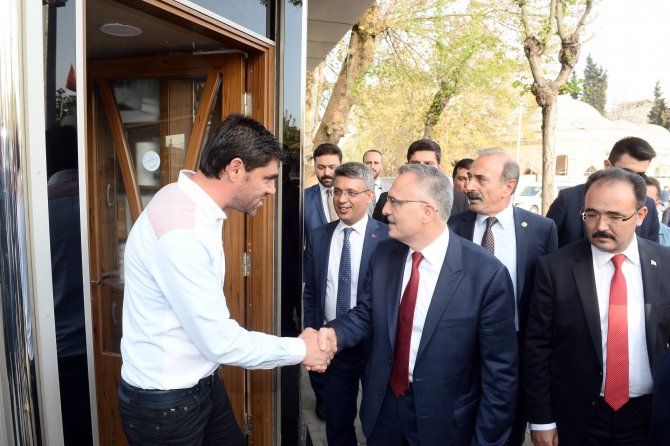 "Etrafımızda oynanan oyunları görüyoruz"