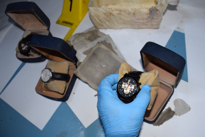 Adana'da FETÖ elebaşı imzalı 3 kol saati ele geçirildi