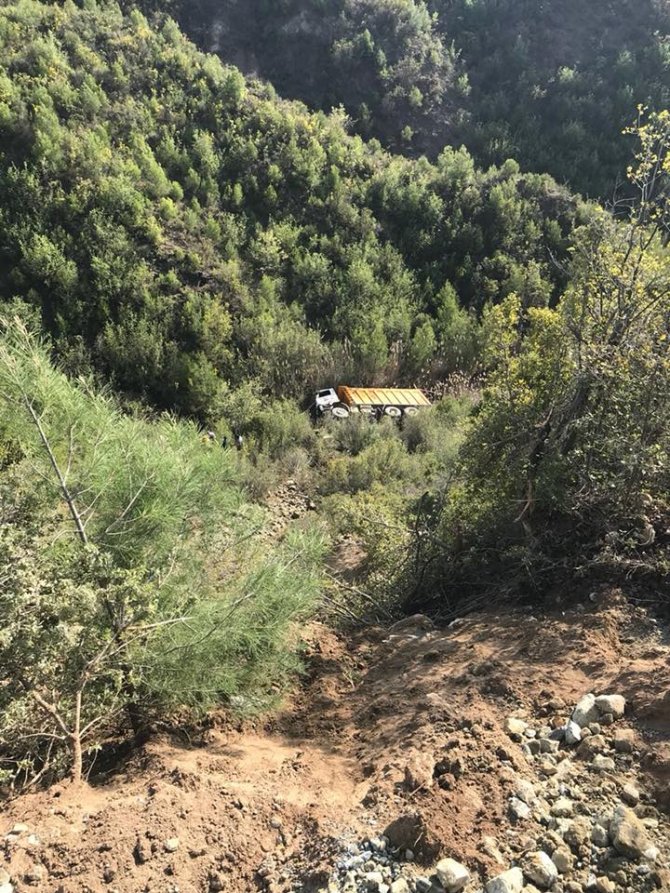 GÜNCELLEME - Uçuruma yuvarlanan kamyonun sürücüsü yaşamını yitirdi