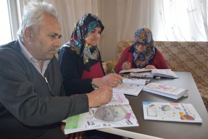 Kara çifti evde okuma yazma öğreniyor