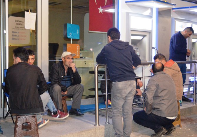 TOKİ'den ev alabilmek için banka önünde sabahladılar
