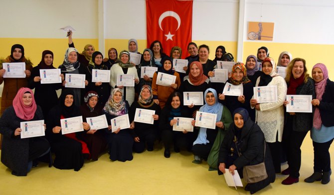 Almanya'da 169 Türk kadın bilgisayar sertifikası aldı