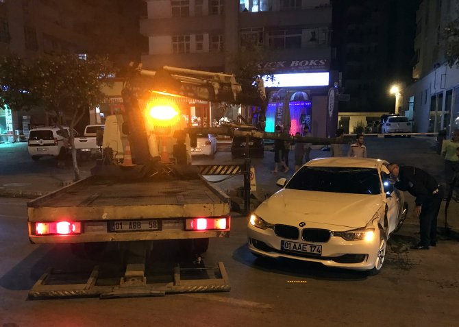 Kaza yaptıkları otomobili terk edip gittiler