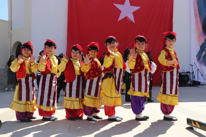 Bin 300 öğrenci renkli gösteriler sundu