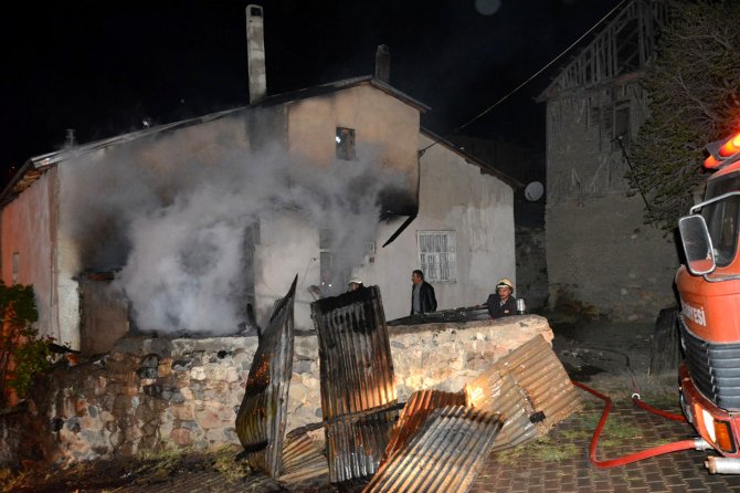 Suşehri'nde ev yangını
