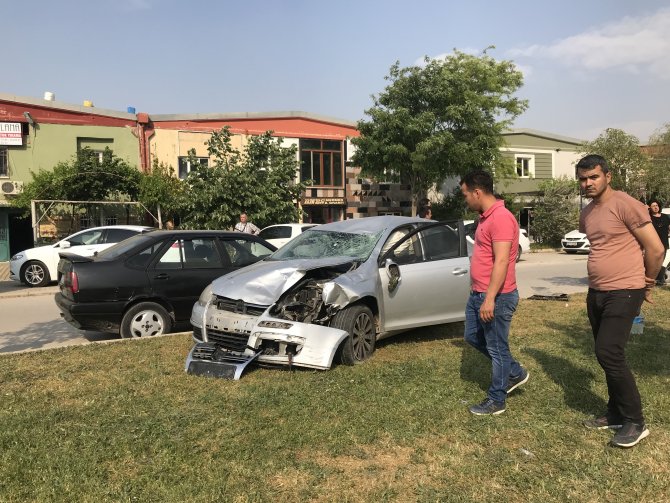 GÜNCELLEME - Otomobil refüjdeki işçilere çarptı: 3 ölü, 1 yaralı