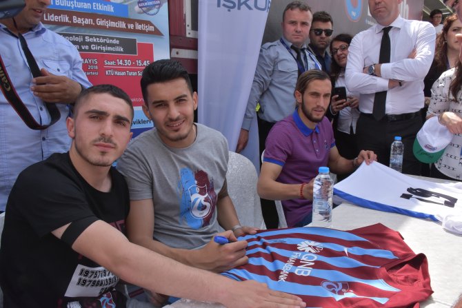 Trabzonsporlu futbolcular imza gününde