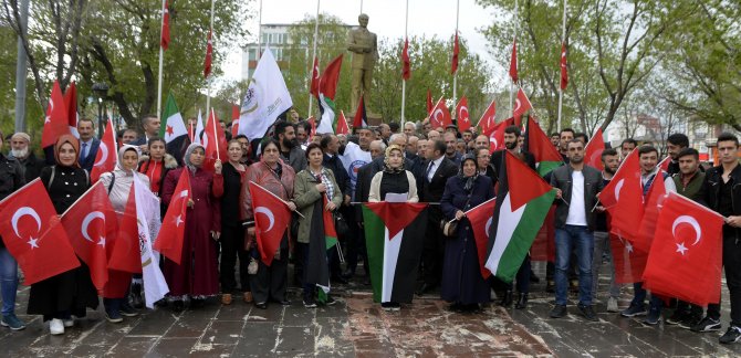 İlk olarak İstiklal Marşı'nı okumayı öğrendi