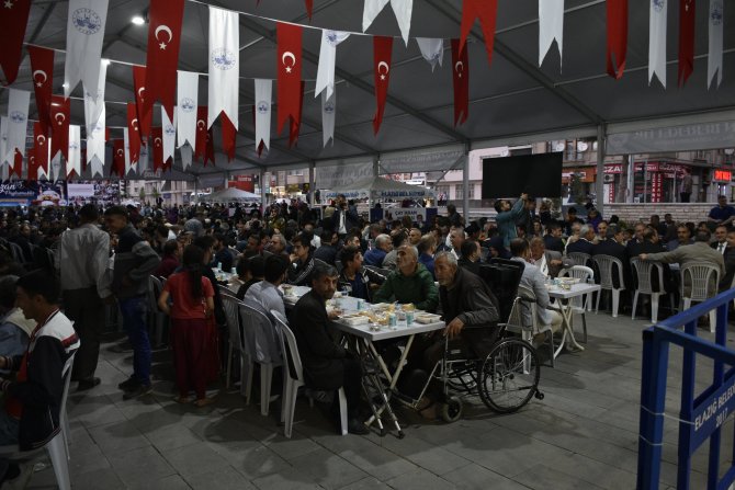 Binlerce kişi iftar çadırlarında buluştu