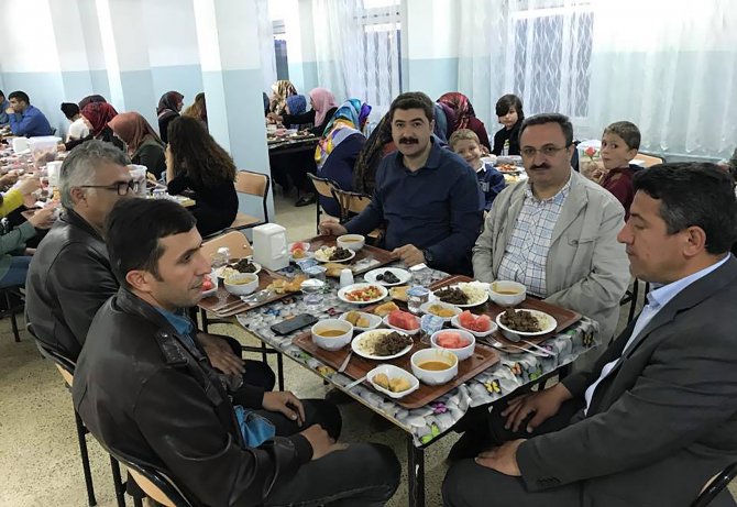Hafik Kaymakamı Karakaş öğrencilerle iftar yaptı