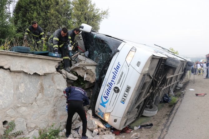 GÜNCELLEME 2 - Kütahya'da yolcu otobüsü devrildi: 2 ölü, 15 yaralı