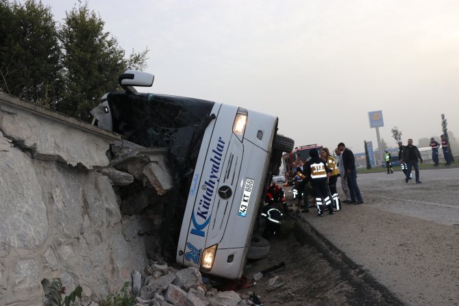 GÜNCELLEME - Kütahya'da yolcu otobüsü devrildi: 1 ölü, 16 yaralı