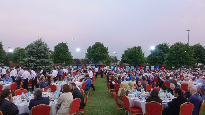 Kültür-sanat camiası iftarda bir araya geldi