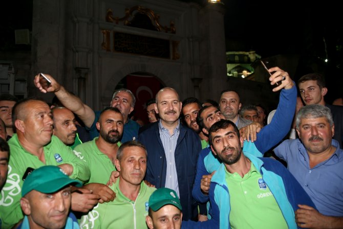 Bakan Soylu Eyüp Sultan'da sabah namazı kıldı