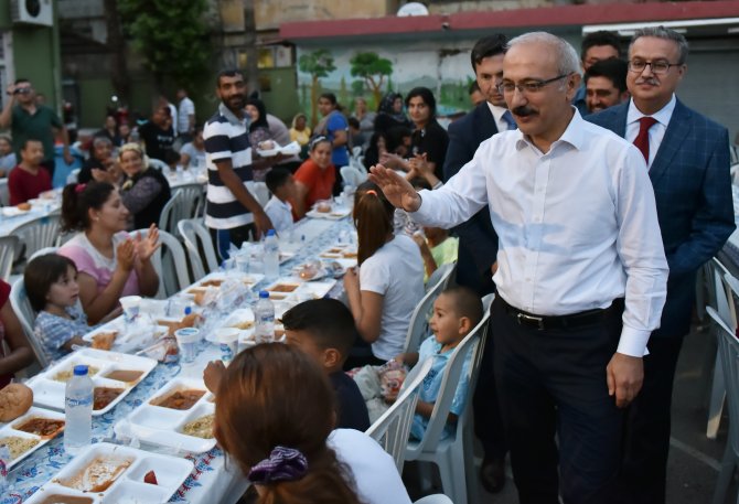 Bakan Elvan Mersin'de vatandaşlarla iftar yaptı