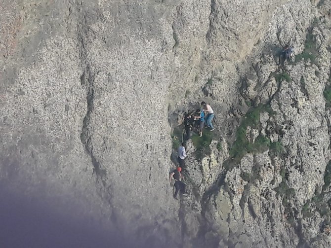 Kayalıktan düşen genç hayatını kaybetti