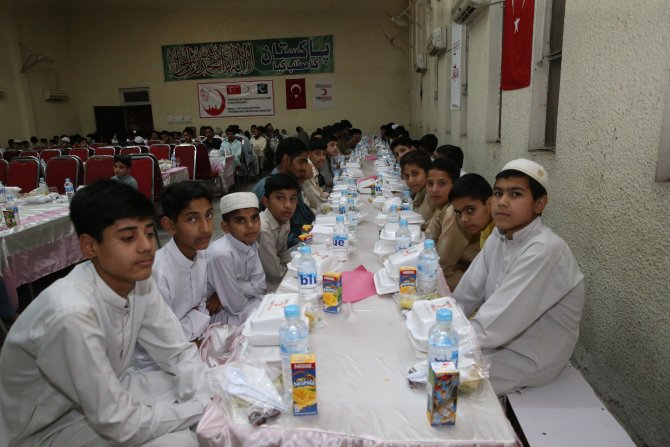 Türk Kızılayından Pakistan'da 500 yetime iftar