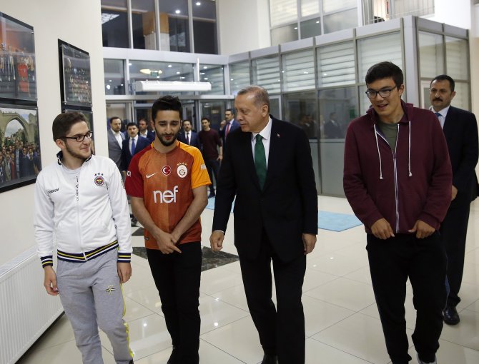Cumhurbaşkanı Erdoğan'dan sahurda öğrenci yurduna sürpriz ziyaret