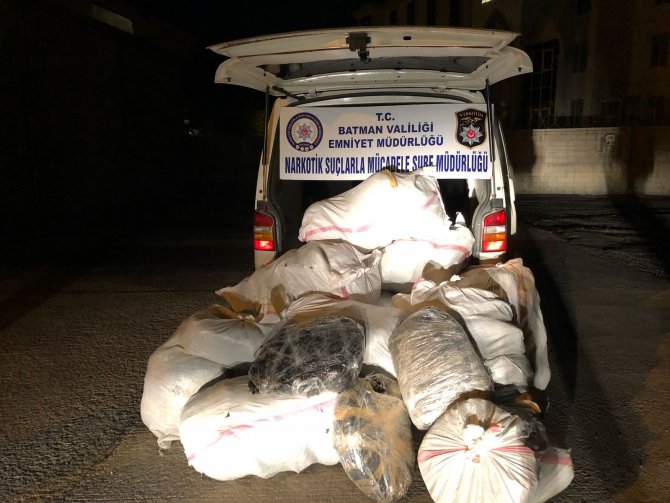 "Dur" ihtarına uymayan otomobilde esrar bulundu