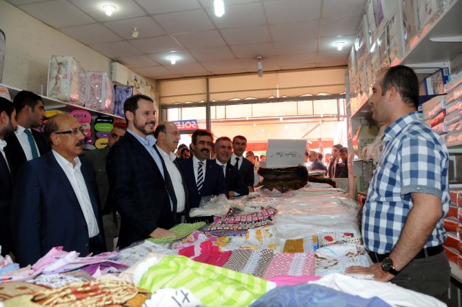 Bakan Albayrak, esnaf ziyaretinde bulundu, çocuklara karne hediyesi verdi