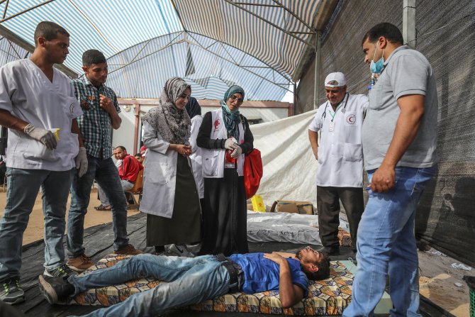 Rezzan hemşirenin annesi kızının yarım kalan işini devam ettiriyor