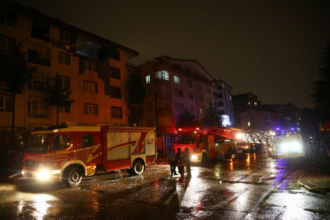 Başkentte apartmanın çatısına yıldırım düştü