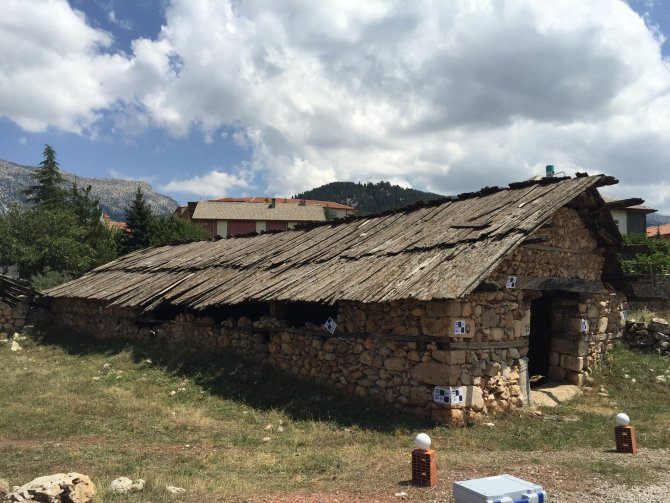 Derebucak'ta tarihi han restore ediliyor