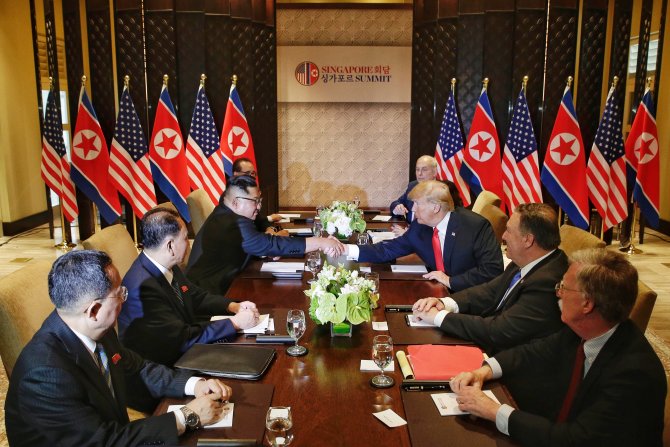 Trump ile Kim tarihi zirvede buluştu