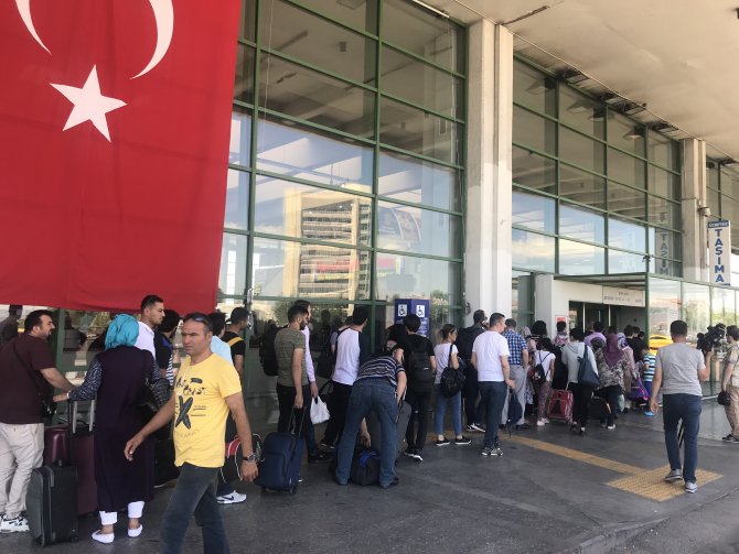 Bayram arefesinde AŞTİ'de uzun kuyruklar oluştu