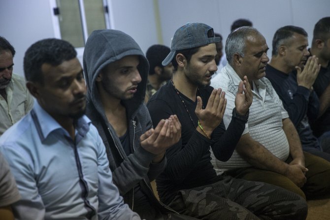 Ramazanı vatanlarından binlerce kilometre uzaklıkta buruk geçirdiler