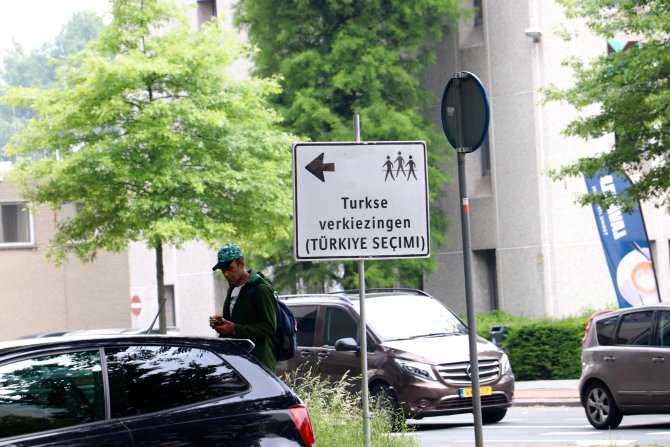 Hollanda'daki Türkler oy kullanmaya başladı