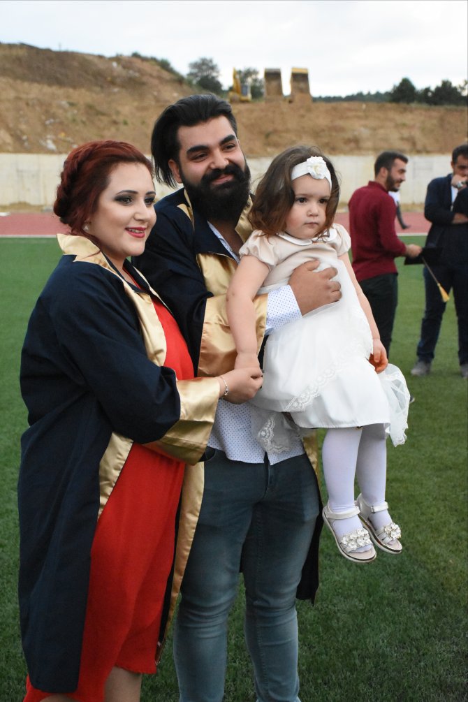 Kucaklarında çocuklarıyla mezun oldular