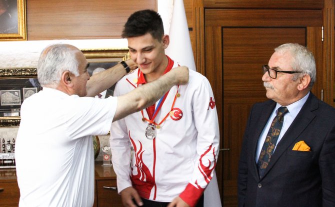 16 yaşında dünya ikincisi oldu