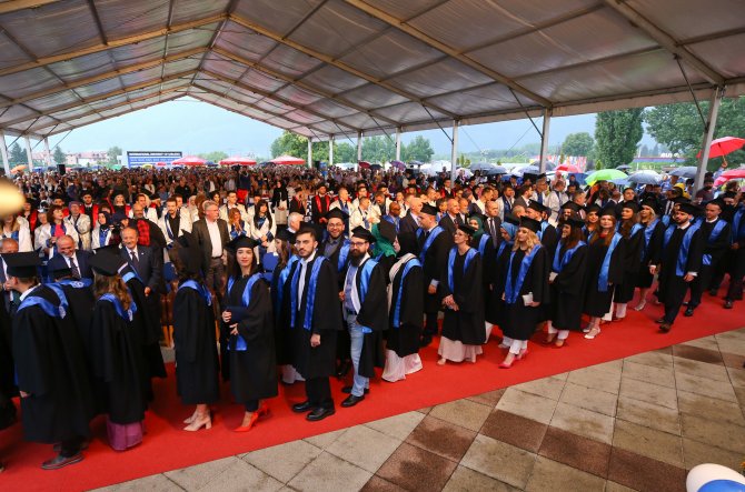 Uluslararası Saraybosna Üniversitesinde mezuniyet coşkusu