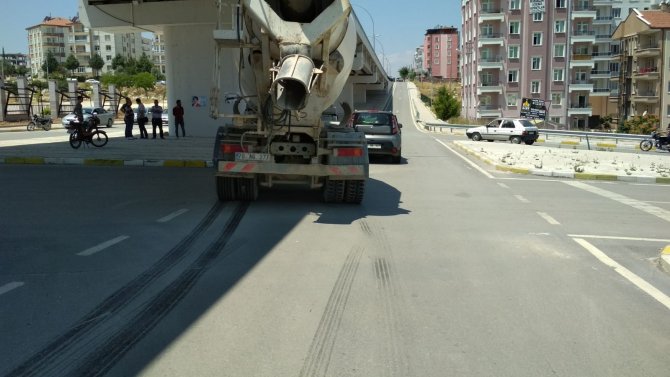 Beton mikseri ile otomobil çarpıştı: 1 yaralı