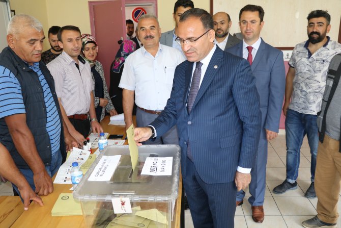 Bekir Bozdağ oyunu Yozgat'ta kullandı