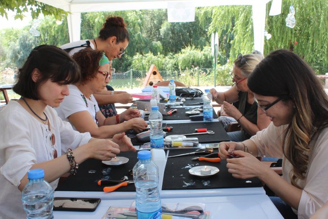 Avanoslu kadınlar atıklardan süs eşyası yaptı