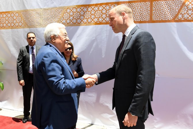 Prens William Ramallah'ta Mahmud Abbas ile görüştü