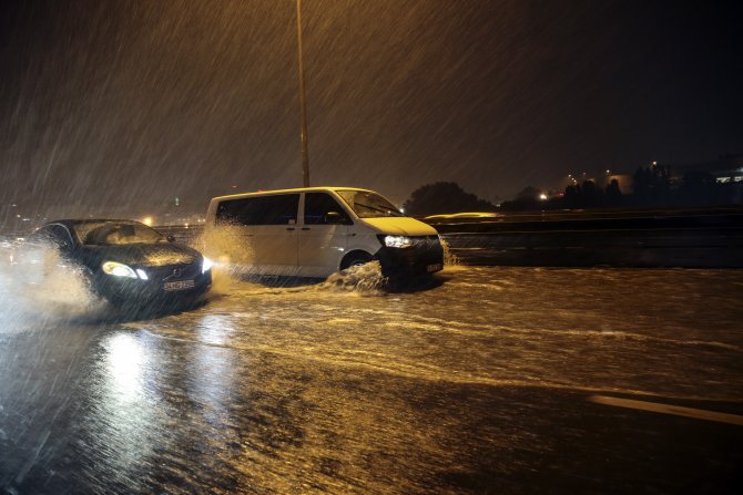İstanbul'da sağanak su baskınlarına neden oldu