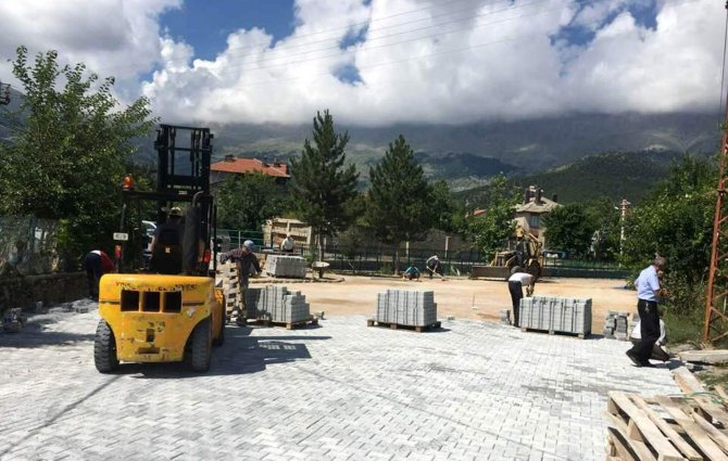 Seydişehir’de parke taşı döşeme çalışmaları