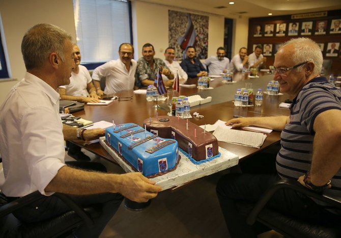 Ahmet Ağaoğlu'na doğum günü kutlaması