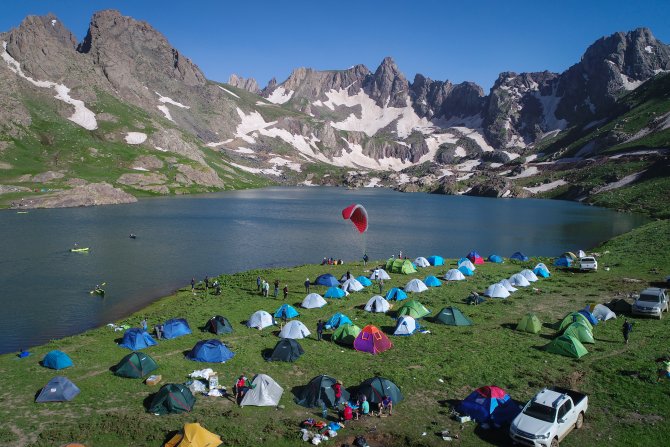 Teröristlerden temizlenen buzul göllerinde festival