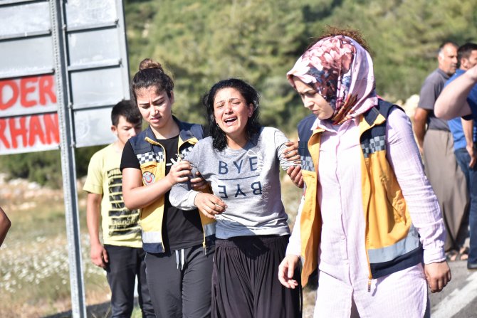 GÜNCELLEME - Mersin'de tarım işçilerini taşıyan minibüs devrildi
