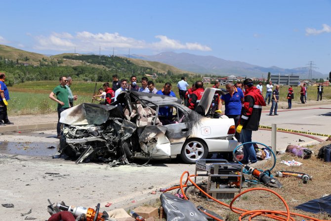 GÜNCELLEME 2 - Sivas'ta iki otomobil çarpıştı: 5 ölü, 5 yaralı